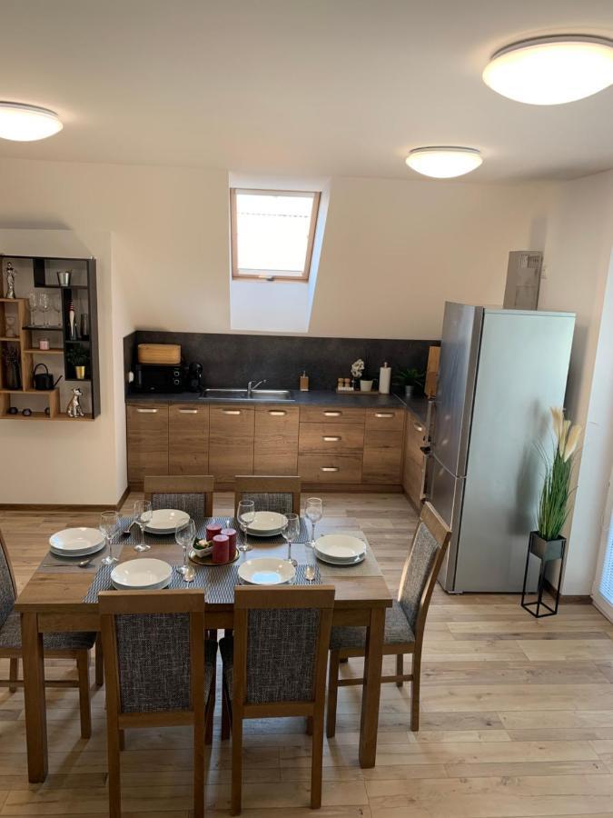 Gaj  Cozy 2-Bedroom Vacation Apartment With Entire Top Floor מראה חיצוני תמונה